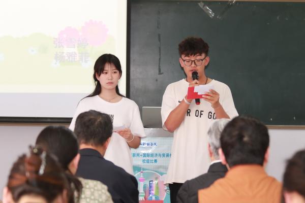 主持人介绍到场领导嘉宾并讲解决赛规则.jpg