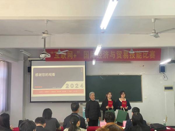 常务副院长刘素芬教授颁发一等奖.jpg
